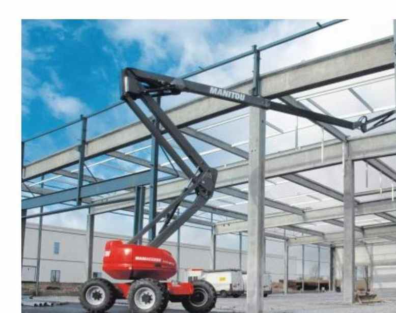 Manitou — автовышка на монтаже стального каркаса склада