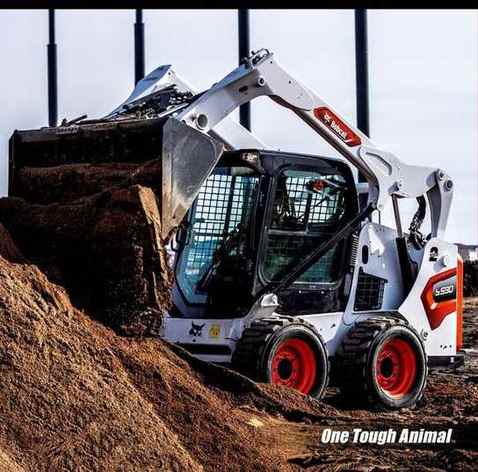Bobcat S590 на погрузке грунта