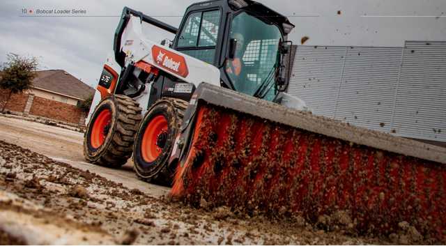 Bobcat R-Series с щёточным оборудованием на объекте