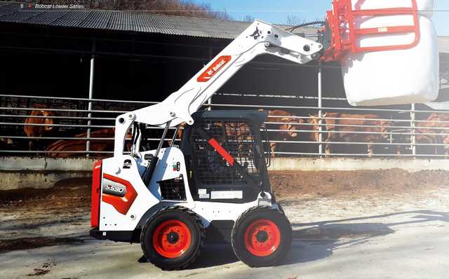 Bobcat S590 работает с рулонным захватом на ферме